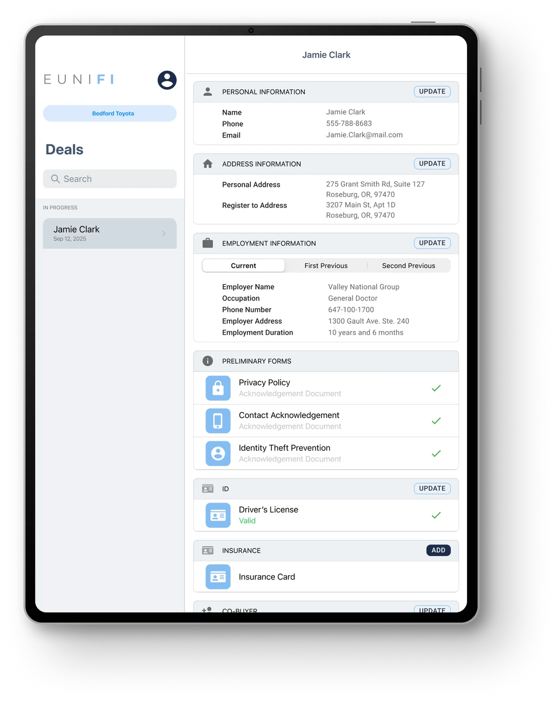 Eunifi sur une tablette affichant les confirmations de confidentialité, de communication et de prévention du vol d’identité